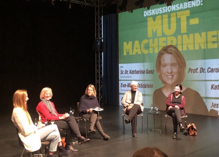 Mut-Macherinnen begeistern Publikum in der Theaterhalle: „Sei die, die du bist“